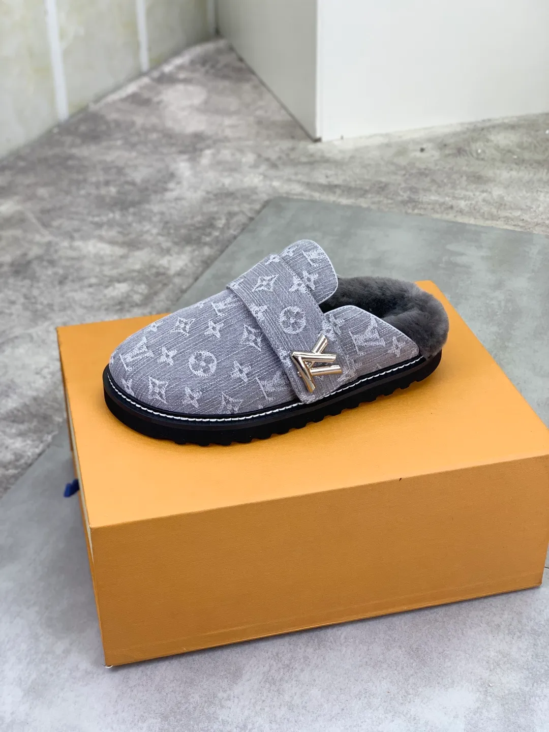 Men's Men's Shoes P480 New Couple Style LV Louis Vuitton L Family Donkey Brand Latest Easy Series Birkenstock Baotou Thick Sole Wool Slippers Sandals Original purchase, development and production This LV Easy sandal is made of suede cow leather, with Monogram pattern to highlight the trendy style. Adjustable straps with illuminated LV letters, flexible insoles and micro outsoles provide a light and comfortable experience. Exquisite packaging at the delivery counter 🛍📦 ▪️Fabric: Original custom imported first-layer cowhide ▪️Inner lining: Original customized warm wool lining ▪️Outsole: Original open-molded rubber foam material ▪️Sole thickness: 4CM ▪️Size: Men and women 35-45